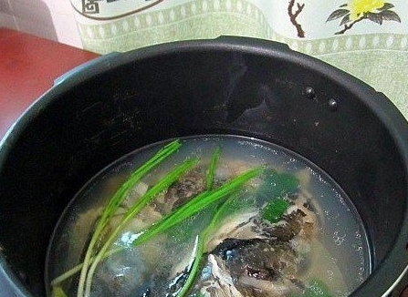 煲魚頭湯