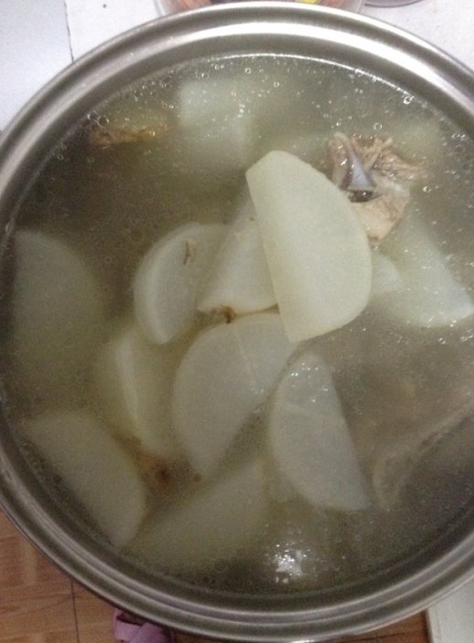 電飯煲版排骨蘿蔔湯