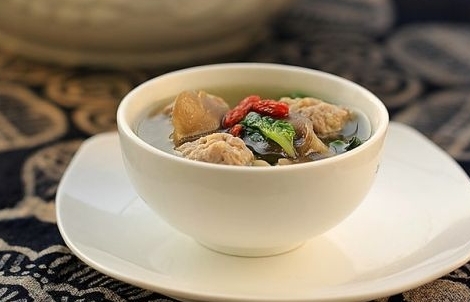 菠菜蘑菇汆丸湯