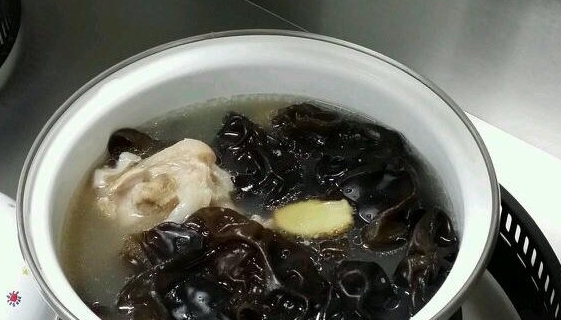 豬腳木耳湯