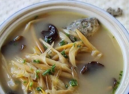 豆芽金針鯽魚湯