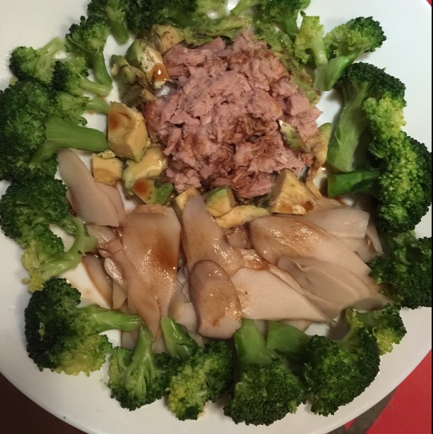 牛油果肉鬆壽司