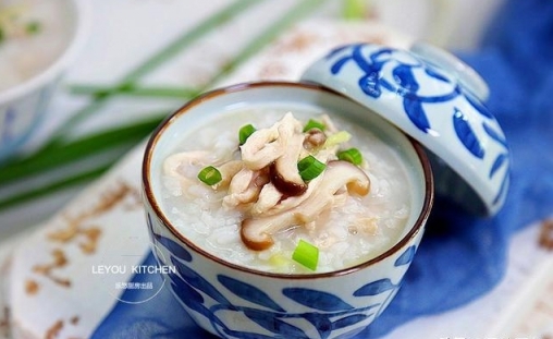 香菇雞肉粥，軟糯濃稠，營養豐富全面，非常美味