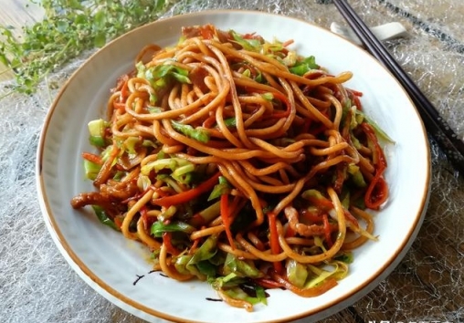 好下飯！包菜肉絲炒麵