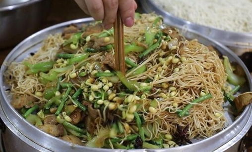 北方人最愛吃的麵食：蒸滷麵，學會這個方法，全家都喜歡