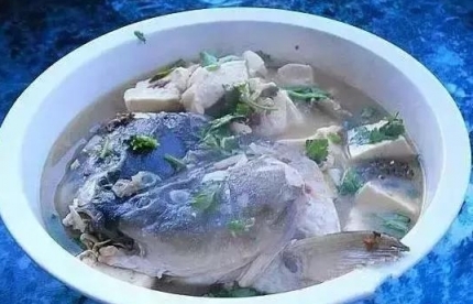 魚頭燉豆腐的做法