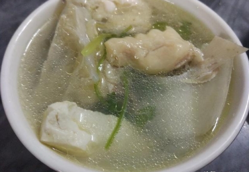 鮮香味美的魚頭豆腐湯，魚頭料理