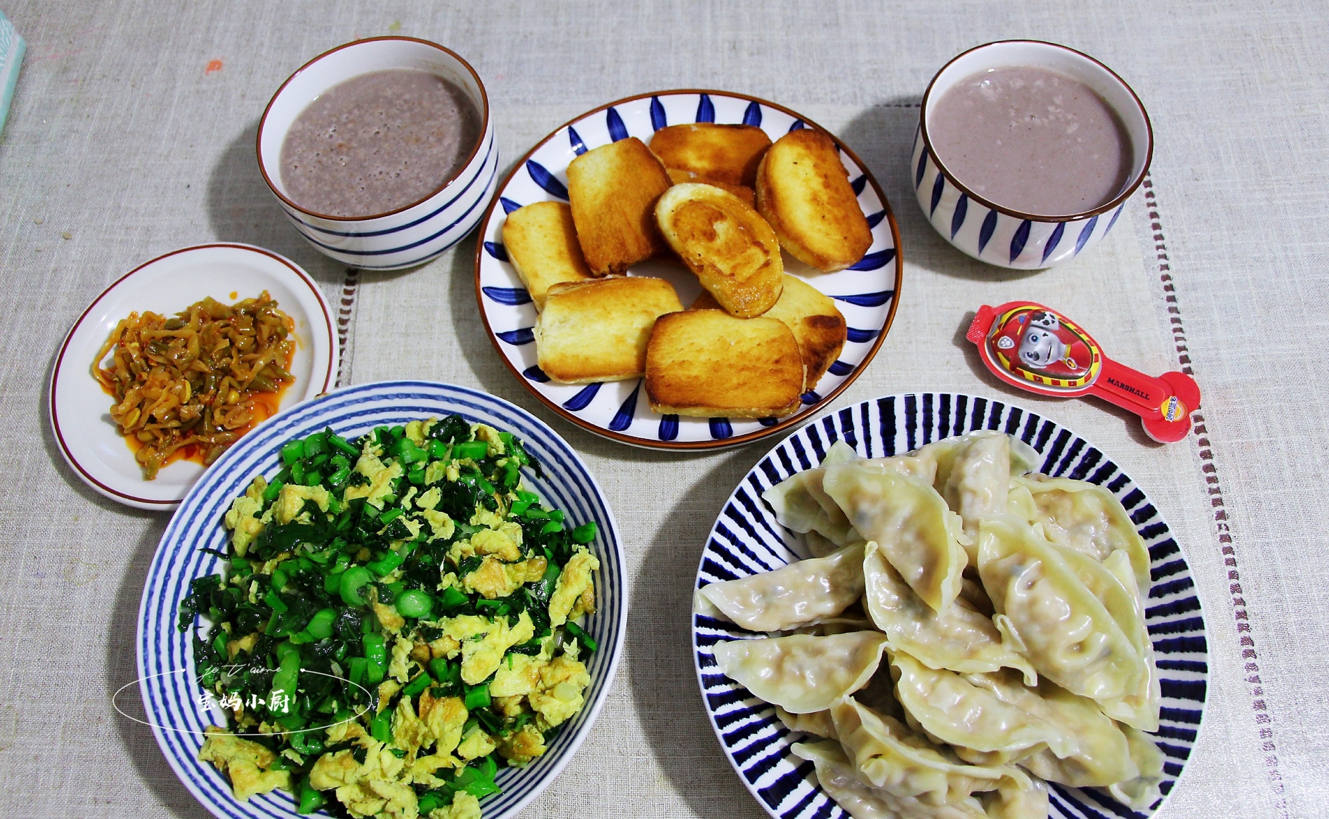 圓白菜蝦仁蒸餃，菜心炒雞蛋，花生雜糧米糊，干煎饅頭片，小鹹菜，乳酪